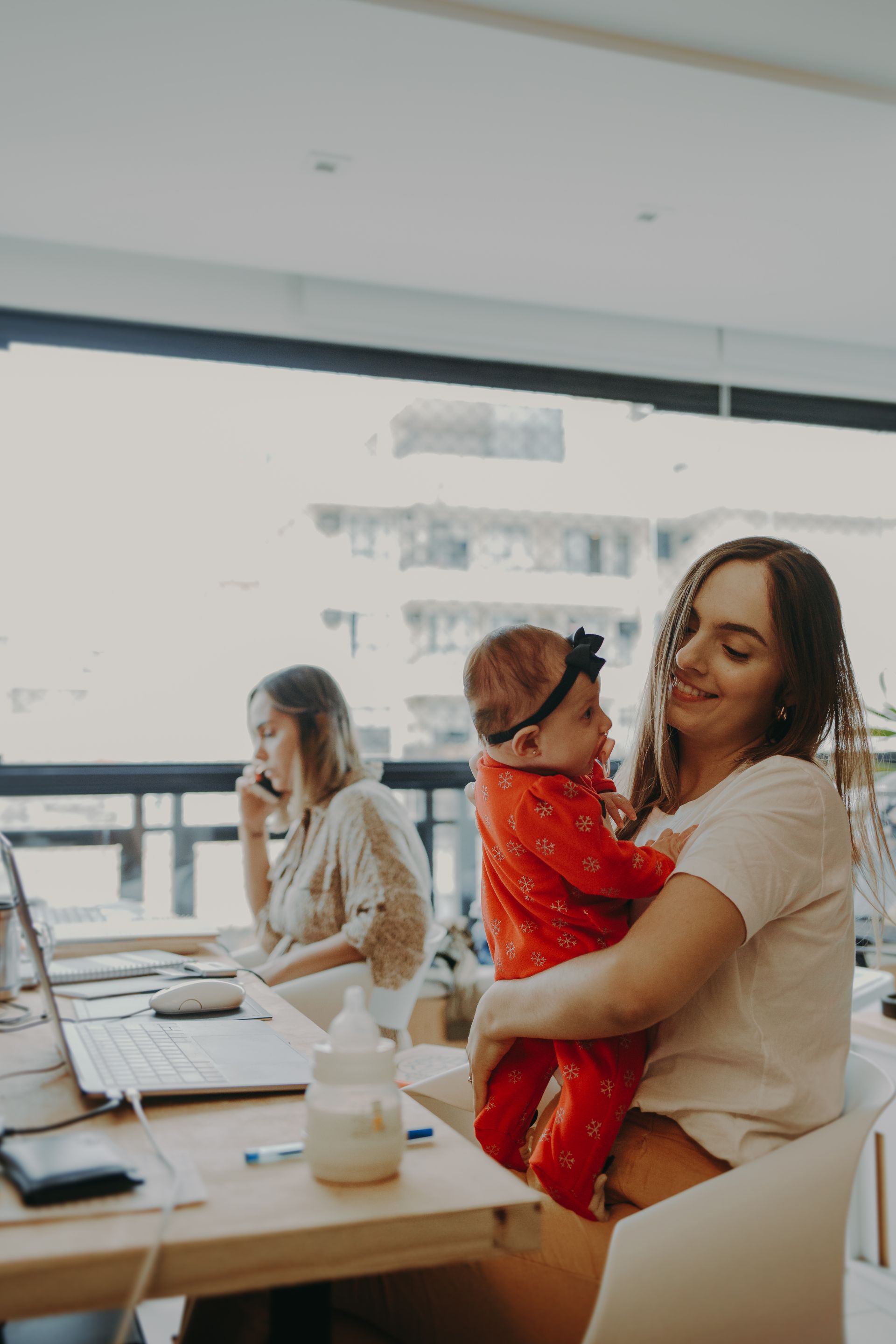 Mamá emprendedora trabajando desde casa con su bebé