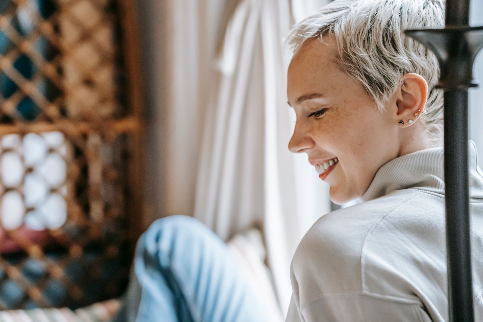 Mujer sonriente, lista para emprender